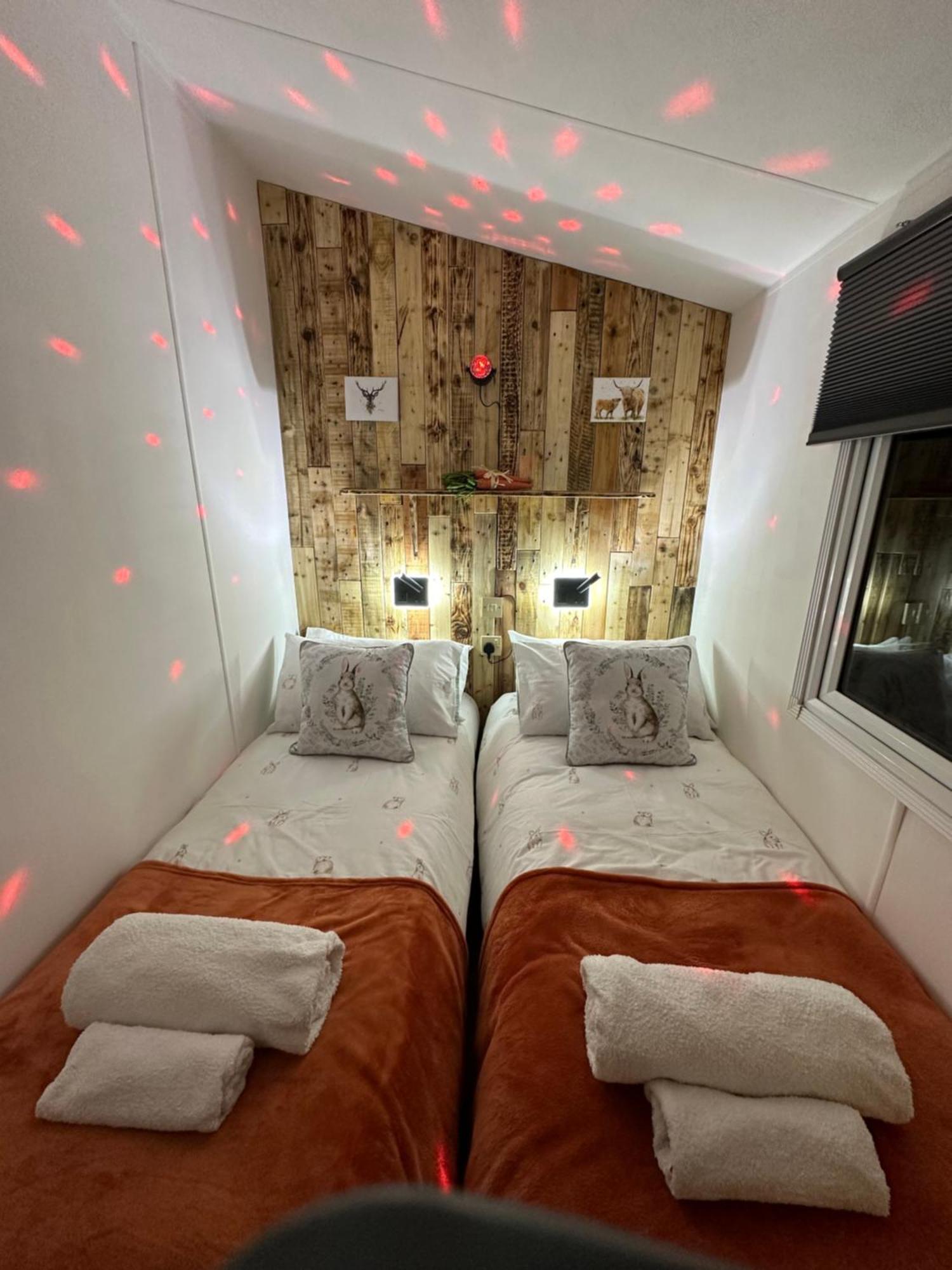 ניוטון סטיוארט Caravan Rabbit House No 81 At Three Lochs Holiday Park מראה חיצוני תמונה